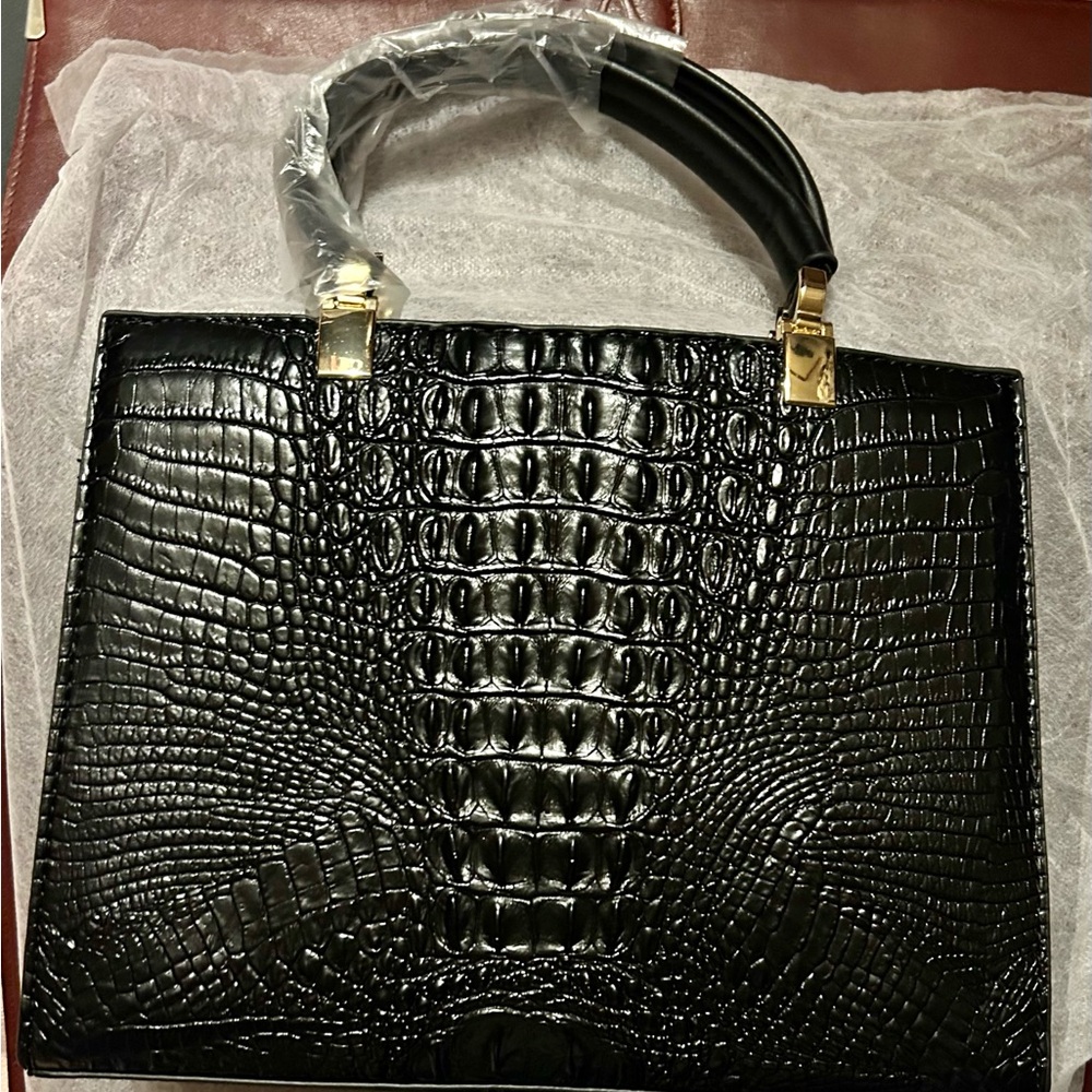 ✅ Elegant Black Crocodile
Like Embossed Women's Bag & Wallet 😍 💋